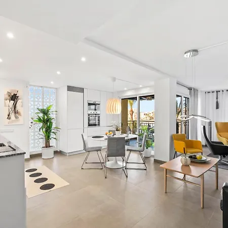 Sea View And Luxury On The شقة تورّيفيِخا